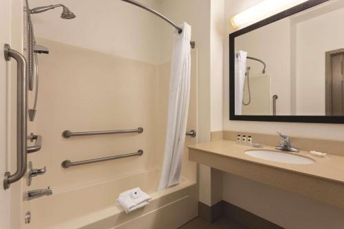 y baño con lavabo y ducha. en Country Inn & Suites by Radisson, Bryant Little Rock , AR, en Bryant