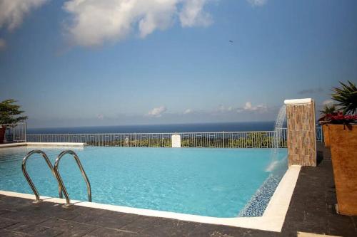 una piscina con vista sull'oceano sullo sfondo di Villa De Shalom a Ocho Rios