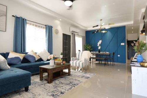 un soggiorno con divano blu e tavolo di Villa De Shalom a Ocho Rios