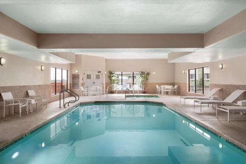 Bazén v ubytování Country Inn & Suites by Radisson, Flagstaff, AZ nebo v jeho okolí