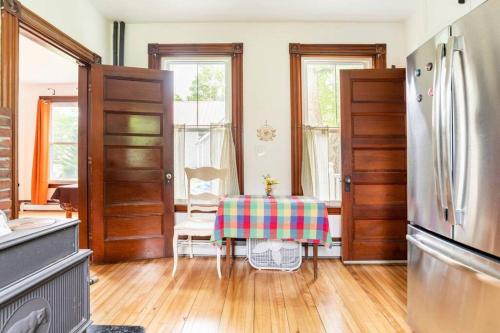 Η κουζίνα ή μικρή κουζίνα στο Cozy Studio in Downtown Freeport
