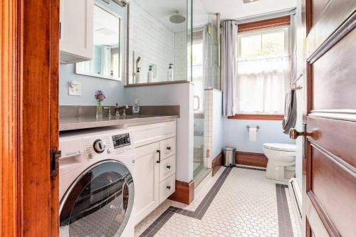 Ένα μπάνιο στο Cozy Studio in Downtown Freeport