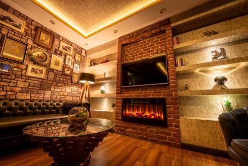 uma sala de estar com uma parede de tijolos e uma lareira em Golden Dream Otel em Istambul