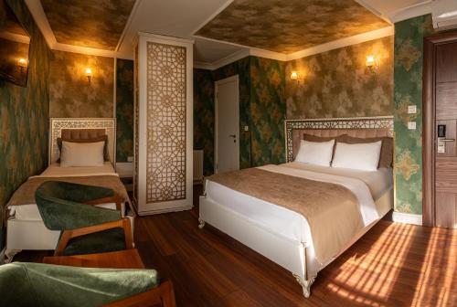 イスタンブールにあるGolden Dream Otelのベッドルーム1室(ベッド2台、椅子付)