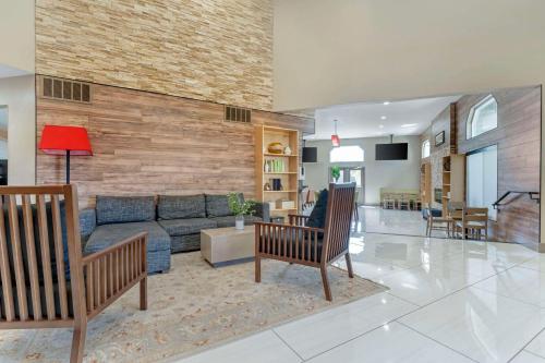 una sala de estar con un sofá y una mesa en Country Inn & Suites by Radisson, Vallejo Napa Valley, CA, en Vallejo