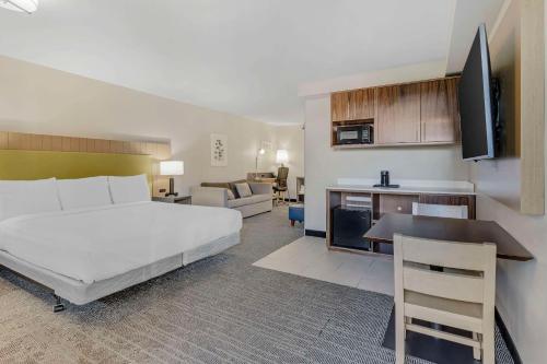 1 dormitorio con 1 cama y sala de estar en Country Inn & Suites by Radisson, Vallejo Napa Valley, CA en Vallejo