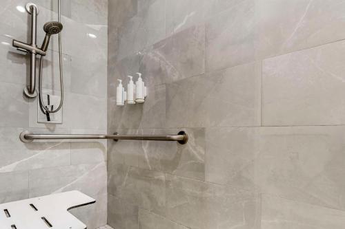 uma casa de banho com um chuveiro e um toalheiro. em Country Inn & Suites by Radisson, Vallejo Napa Valley, CA em Vallejo