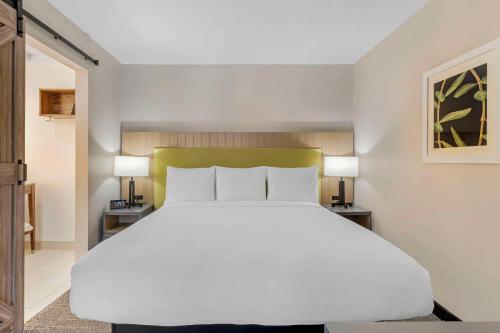 Cama o camas de una habitación en Country Inn & Suites by Radisson, Vallejo Napa Valley, CA