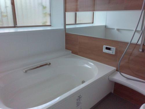 baño con bañera blanca y ventana en Villa Souan - Vacation STAY 15588 en Mobara