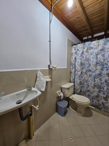 Phòng tắm tại Mirador del Lago, Rural House with ideal location
