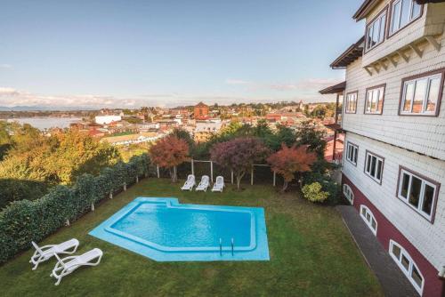 an aerial view of a backyard with a swimming pool at Park Inn by Radisson Puerto Varas in Puerto Varas