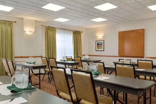 een eetkamer met tafels en stoelen in een kamer bij Country Inn & Suites by Radisson, Calgary-Northeast in Calgary