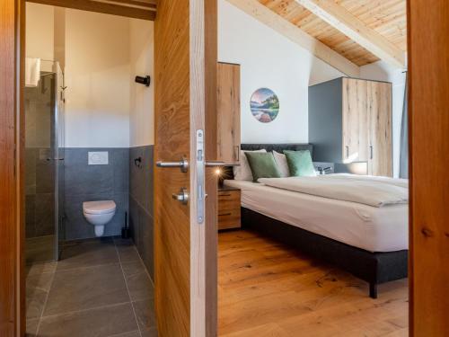 um quarto com uma cama, um chuveiro e um WC em Grebenzen Lodge Prinz em Sankt Lambrecht