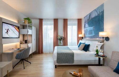 um quarto de hotel com uma cama e um sofá em Leonardo Boutique Hotel Rome Termini em Roma
