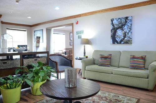 ein Wohnzimmer mit einem Sofa und einem Tisch in der Unterkunft Country Inn & Suites by Radisson, Jacksonville, FL in Jacksonville