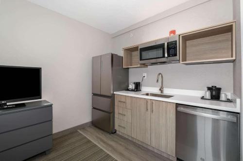 Country Inn & Suites by Radisson, Port Canaveral, FL Image