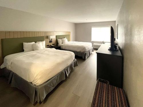 Habitación de hotel con 2 camas y TV en Country Inn & Suites by Radisson, Midway - Tallahassee West, en Midway