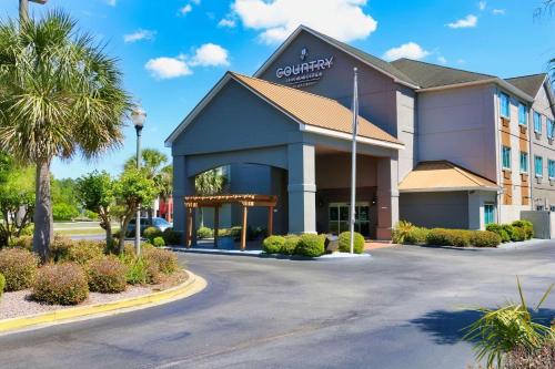 un hotel con un estacionamiento delante de él en Country Inn & Suites by Radisson, Savannah Gateway, GA en Savannah