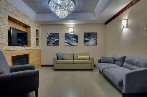 Area tempat duduk di Country Inn & Suites by Radisson, Savannah Gateway, GA