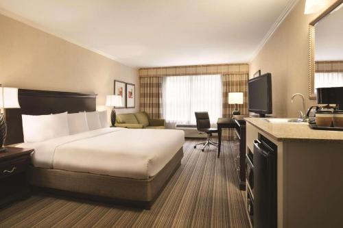 a hotel room with a bed and a desk at Country Inn & Suites by Radisson, Atlanta Airport North, GA in Atlanta