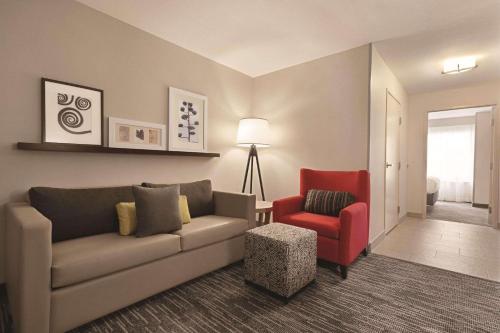 Posezení v ubytování Country Inn & Suites by Radisson, Savannah Midtown, GA