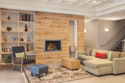 uma sala de estar com um sofá e uma lareira em Country Inn & Suites by Radisson, Conyers, GA em Conyers