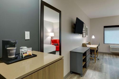 TV a/nebo společenská místnost v ubytování Country Inn & Suites by Radisson, Cumming near NorthSide Hospital Forsyth
