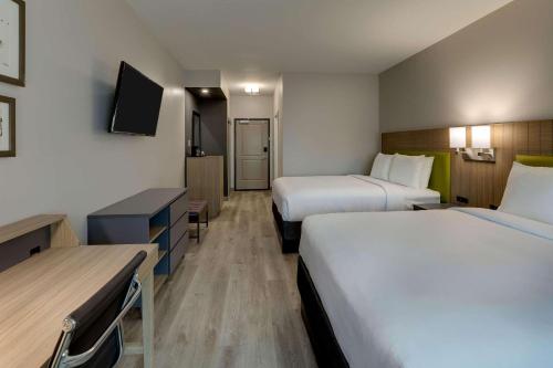 Postel nebo postele na pokoji v ubytování Country Inn & Suites by Radisson, Cumming near NorthSide Hospital Forsyth