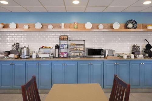 Кухня или мини-кухня в Country Inn & Suites by Radisson, Warner Robins, GA
