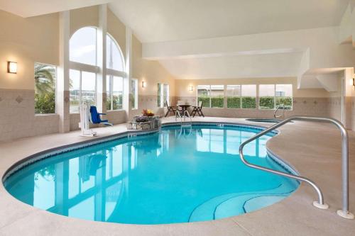 a large swimming pool in a hotel room at Country Inn & Suites by Radisson, Kingsland, GA in Kingsland