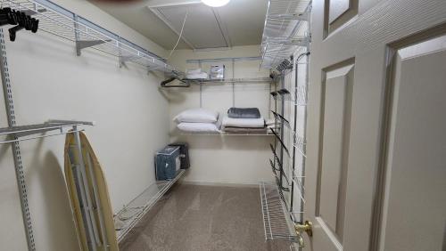 Zimmer mit einem Flur mit Regalen und Handtüchern in der Unterkunft Entire townhouse close to Hershey Park in Enola