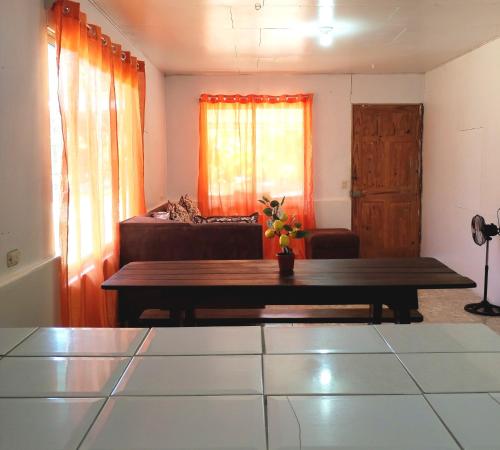 uma sala de estar com uma mesa e um sofá em Anluka-House # 2 em Puerto Jiménez