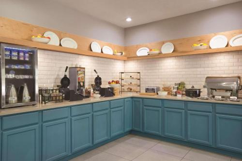 Køkken eller tekøkken på Country Inn & Suites by Radisson, Newnan, GA