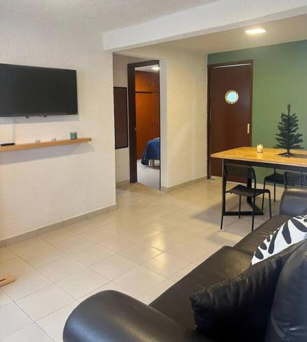 a living room with a couch and a table at Depto. equipado, Dos Habitaciones, Centro Tulancingo in Tulancingo