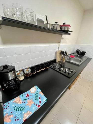 a kitchen with a black counter top with a stove at Depto. equipado, Dos Habitaciones, Centro Tulancingo in Tulancingo