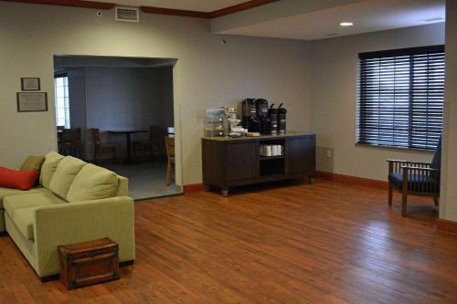 Zona de estar de Country Inn & Suites by Radisson, Northwood, IA