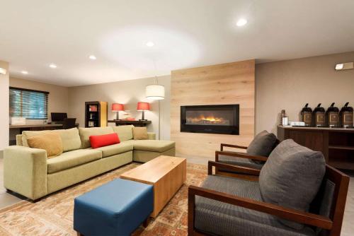 Posezení v ubytování Country Inn & Suites by Radisson, Cedar Rapids Airport, IA