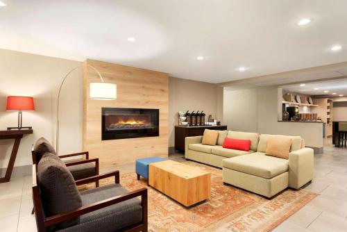 Posezení v ubytování Country Inn & Suites by Radisson, Cedar Rapids Airport, IA