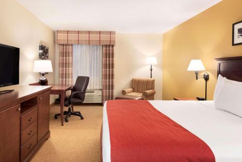 Postel nebo postele na pokoji v ubytování Country Inn & Suites by Radisson, Cedar Rapids Airport, IA