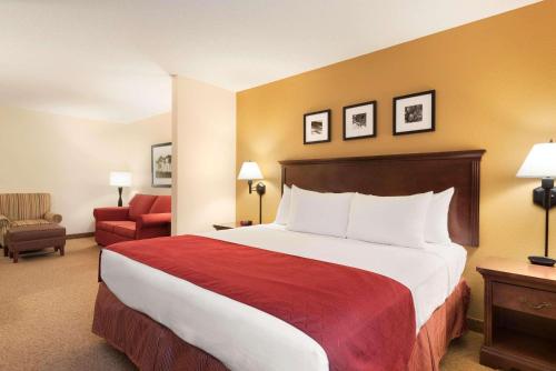 Postel nebo postele na pokoji v ubytování Country Inn & Suites by Radisson, Cedar Rapids Airport, IA