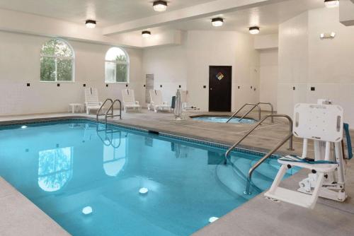 a large swimming pool with at Country Inn & Suites by Radisson, Cedar Rapids Airport, IA in Cedar Rapids