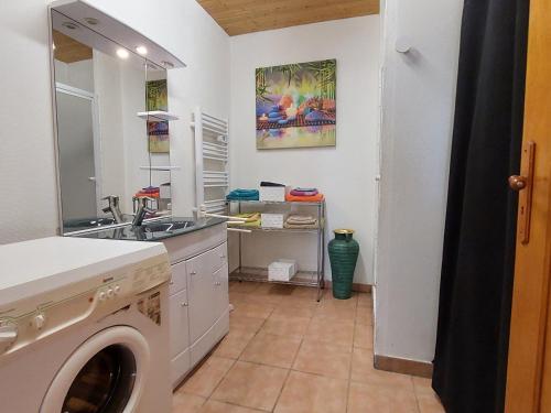 eine Küche mit einer Spüle und einer Waschmaschine in der Unterkunft Gîte Velle-sur-Moselle, 3 pièces, 5 personnes - FR-1-584-164 in Velle-sur-Moselle