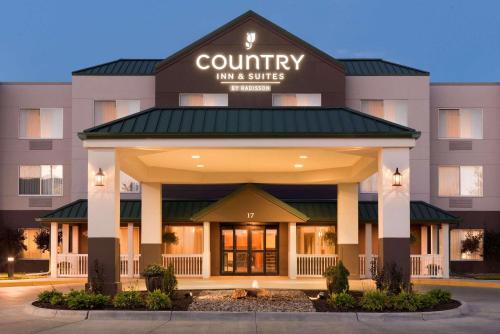 a view of the front of a county inn and suites at Country Inn & Suites by Radisson, Council Bluffs, IA in Council Bluffs