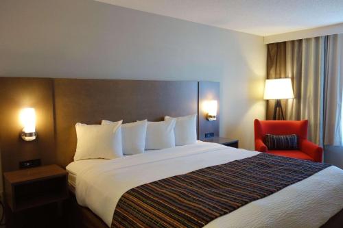 Säng eller sängar i ett rum på Country Inn & Suites by Radisson, Mason City, IA