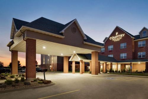 ariott hotel with a parking lot in front of it at Country Inn & Suites by Radisson, Coralville, IA in Coralville