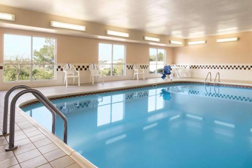a pool in a hotel room with a swimming pool at Country Inn & Suites by Radisson, Davenport, IA in Davenport