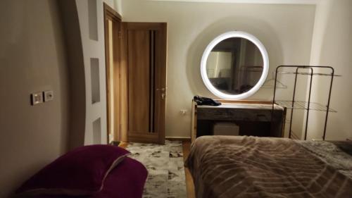 1 dormitorio con cama y espejo en شقة فارهة, en El Cairo