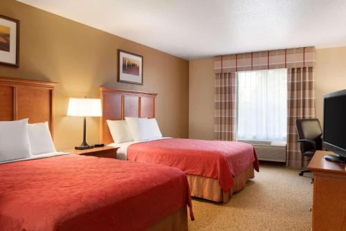 Een bed of bedden in een kamer bij Country Inn & Suites by Radisson, Sycamore, IL