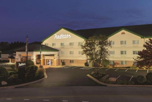 ロックフォードにあるRadisson Hotel & Conference Center Rockfordの建物の側面に看板があるホテル