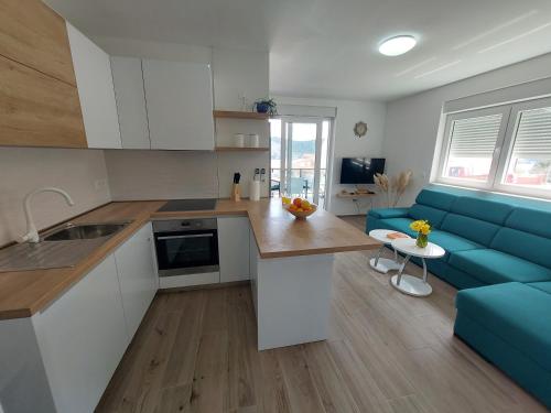 Apartments with parking space Rogoznica - 22157